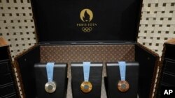 ຫຼຽນເງິນ, ຫຼຽນຄຳ ແລະ ຫຼຽນທອງແດງ ຂອງກິລາໂອລິມປິກ ປາຣີ ຖືກນຳອອກວາງສະແດງ.