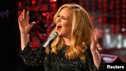 지난해 2월 유명 팝가수 아델이 85회 아카데미 어워드에서 공연을 펼치고 있다.