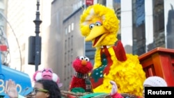 Boneka Big Bird (tengah) tampak di iring-iringan Sesame Street pada parade hari Thanksgiving ke 86 yang diadakan oleh Macy's di New York 22 November 2012.