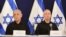 Foto Achiv: Premye Minis Izrayelyen Benjamin Netanyahu (a goch) ak Minis Defans Yoav Gallant pandan yon konferans pou lapres nan Tel Aviv, Izrayel, 28 Oktob, 2023. 