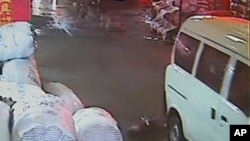 两岁女孩小悦悦被车碾压