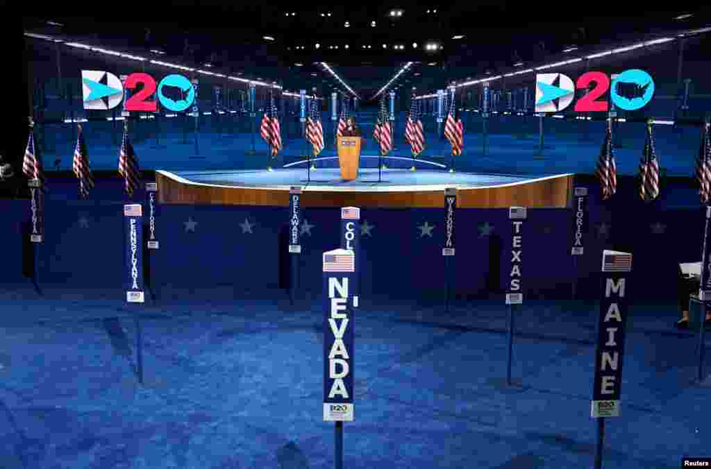 민주당 부통령 후보 카멀라 해리스 상원의원이 델라웨어주 윌밍턴 체이스센터에서 진행된 민주당 온라인 전당대회에서 후보 수락 연설을 하고 있다