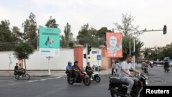 ​ປະ​ຊາ​ຊົນ​ຂັບ​ລົດ​ກາຍ​ປ້າຍ​ທີ່​ມີ​ຮູບ​ຂອງ​ຜູ້​ນຳ​ກຸ່ມ​ຮາ​ມາ​ສ ທ່ານ ອິ​ສ​ເມ​ລ ຮາ​ນີ​ເຢ ໃນ​ນະ​ຄອນຫຼວງ ເຕ​ຫະ​ຣ່ານ.