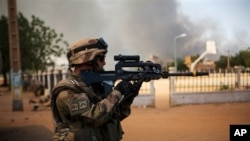 Tentara Perancis bertempur melawan pemberontak radikal Islam di Gao, Mali (Foto: dok). Pemerintah Perancis mengatakan bahwa pertempuran di wilayah Ifoghas, dekat perbatasan Aljazair masih terus berlangsung, Selasa (26/2).