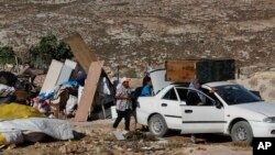 تعدادی از فلسطینی ها در حال ترک منطقه پس از تخریب خانه هایشان توسط نیروهای اسرائیل، اوت ۲۰۱۶