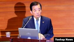 한민구 한국 국방장관이 5일 국회 본회의장에서 열린 대정부 질문에서 사드 관련 질문에 답하고 있다.