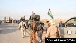 库尔德敢死军成员进攻基尔库克市以南和达古格镇以西的“伊斯兰国”激进分子。（2015年8月26日）