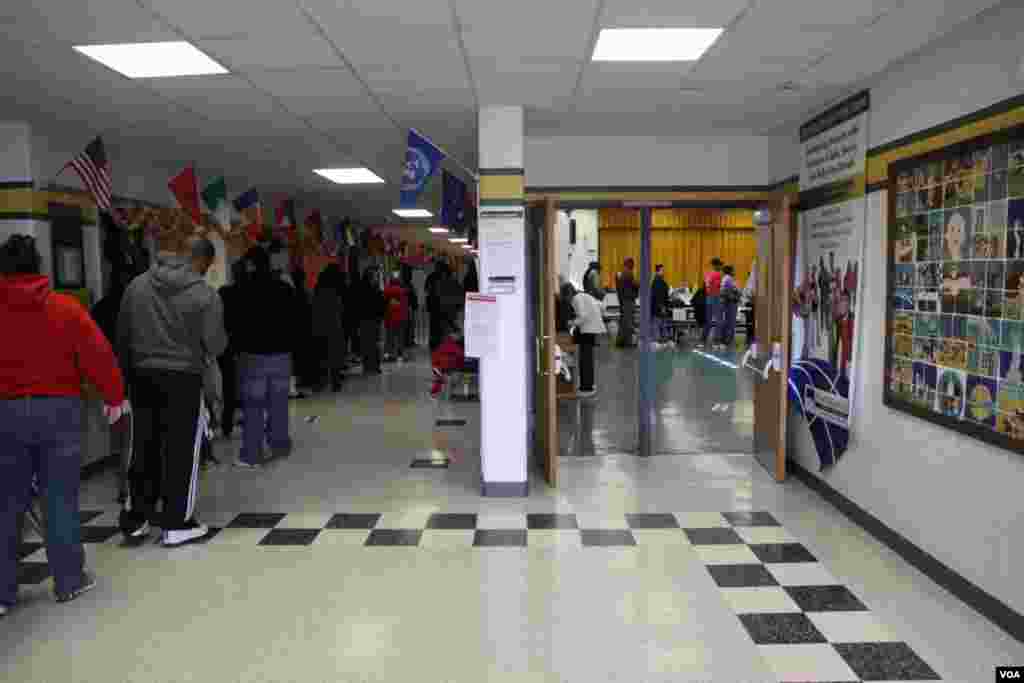 11月6日上午，前往维吉尼亚州伍德布里奇一个投票站的选民排起了长龙。(美国之音方方拍摄)