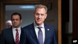 패트릭 섀너핸 미 국방장관 대행이 14일 상원 군사위원회 청문회장에 들어서고 있다.