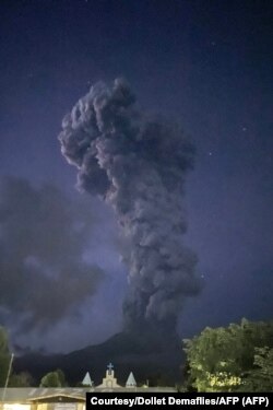 Gunung berapi Kanlaon memuntahkan gumpalan besar abu saat meletus seperti yang terlihat dari Kota La Castellana, Provinsi Negros Occidental, Filipina tengah, 3 Juni 2024. (Foto: Courtesy/Dollet Demaflies/AFP)