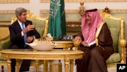 Menlu AS John Kerry (kiri) berbicara dengan Menlu Saudi, Pangeran Saud Al-Faisal bin Abdulaziz al-Saud di Riyadh, Saudi Arabia, Minggu (3/11). 