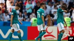 Los jugadores de la selección alemena dejan el campo de juego tras ser derrotados ante Corea del Sur y ser eliminados del Mundial de Rusia 2018 el miércoles, 27 de junio de 2018 en el Kazan Are3na en Kazan, Rusia.