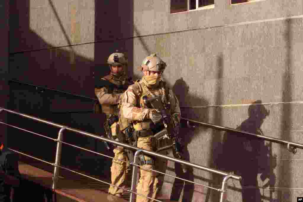 ወታሃደራት ካብ&#39;ቲ ሆቴል እንዳወጹ