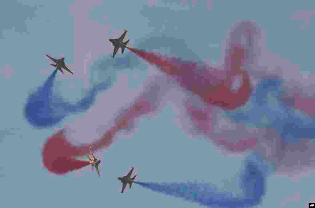 Tim akrobatik Angkatan Udara Korea Selatan, Black Eagles, mendemonstrasikan keahlian mereka di bandar udara militer Seoul (1/10). (AP/Ahn Young-joon)