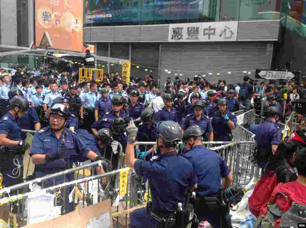香港警方星期三上午展开强行清场行动（美国之音海彦 拍摄)。