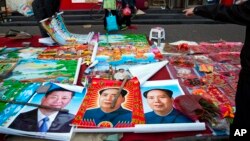 在中国山西省古交的一条街的地摊上出售的年画，包括习近平、毛泽东等中国5位最高领导人的肖像（2015年2月5日）。