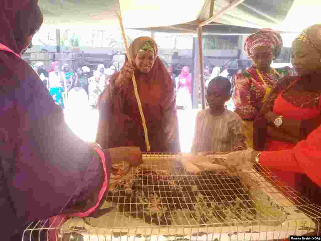 Matasa Masu Koyon Sana'ar Gasa Kajin Gargajiya