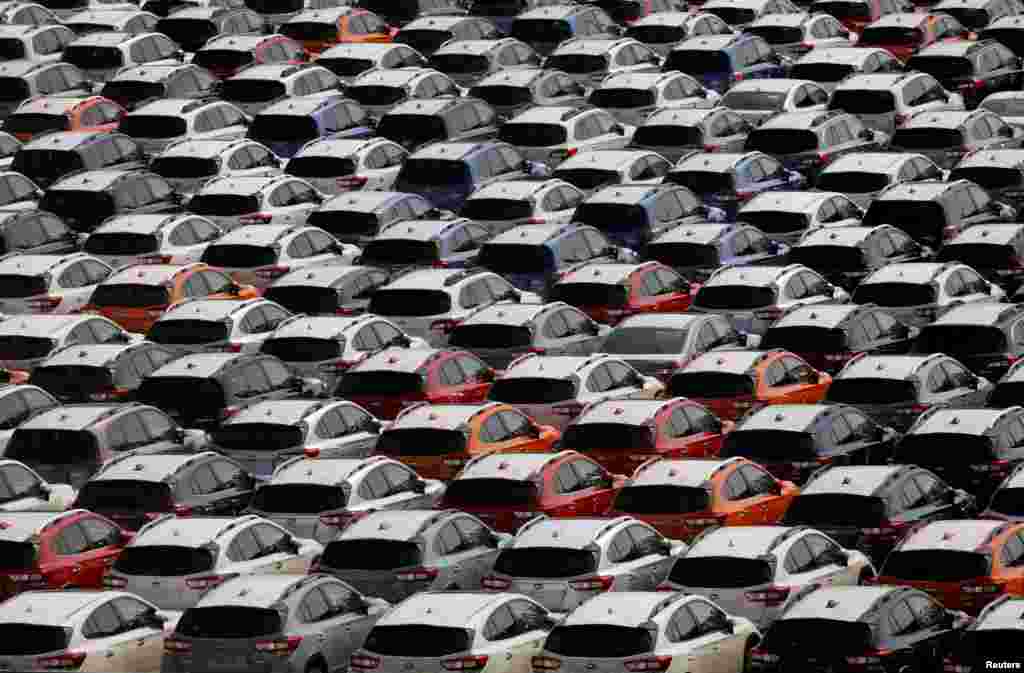 Mobil-mobil produksi Subaru siap diekspor di pelabuhan Yokohama, Jepang.