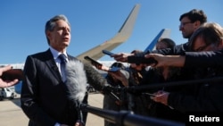 2023年11月2日，美国国务卿布林肯在安德鲁斯联合基地登上离开华盛顿前往中东和亚洲的飞机前与记者交谈。（路透社照片）