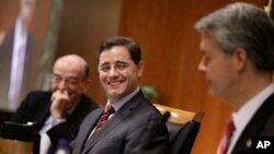 美国联邦通讯委员会主席格纳考斯基(中)在委员会投票前发表讲话