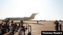 سناتور بلومنتال در جریان گفت‌وگو با خبرنگاران در فرودگاه بین‌المللی بیروت