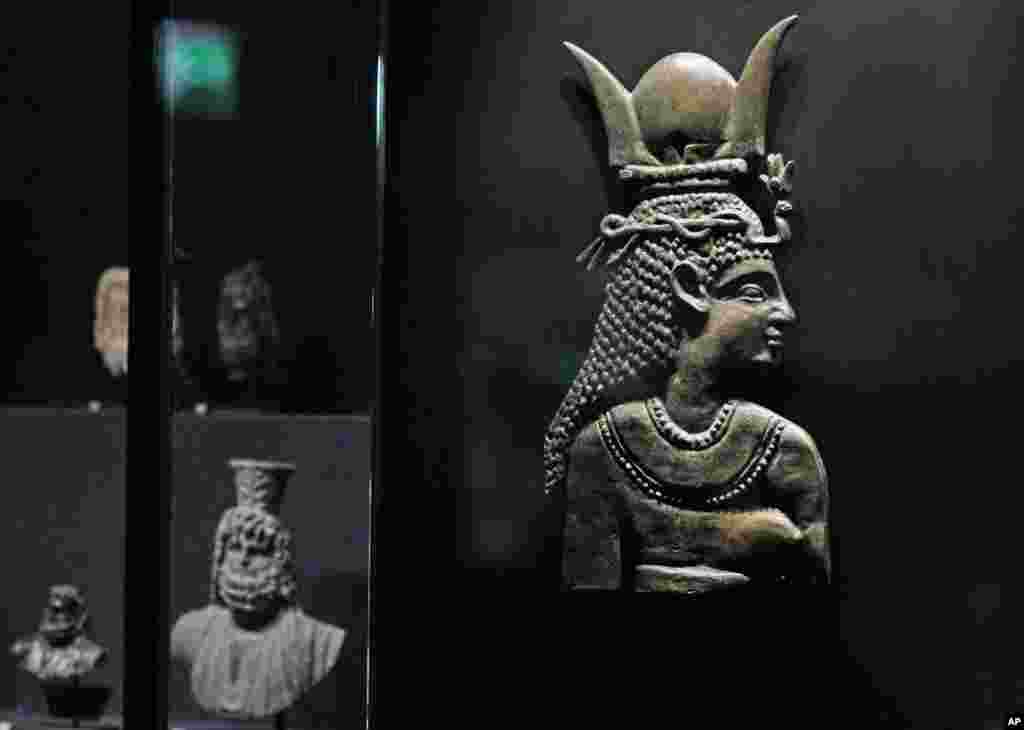 卢浮宫展出的埃及公元前一世纪的青铜像