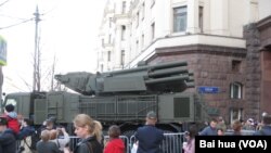 今年5月二战胜利红场阅兵彩排时，在莫斯科街头的“铠甲-S1”防空系统，俄罗斯在中国已发现这种武器的盗版