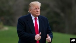 美国总统特朗普3月24日走在白宫南草坪上挑起两个大拇指。