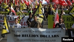 Učesnici protesta u Varšavi zbog američkog pritiska na Poljsku da plati odštetu jevrejskim porodicama za imovinu koju su izgubili tokom Holokausta.