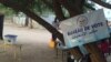 Un bureau de vote sous un arbre à Gassi, un quartier Est de Ndjamena, Tchad, 10 avril 2016. (VOA Afrique/Bagassi Koura)