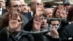 2018年11月下旬， 美国航空母舰里根号在香港水域停泊，甲板上飞机密列成行，远处港岛高楼在望。