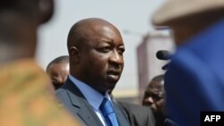 Le Premier ministre Paul Kaba Thieba en visite à l'hotel Splendid à Ouagadougou, le 17 janvier 2016.