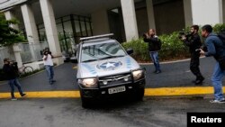 Un véhicule appartenant à l'Autorité brésilienne des impôts (RFP ) devant le siège du conglomérat brésilien Camargo Correa lors de l'opération « Car Wash " à Sao Paulo , le 14 novembre 2014 .