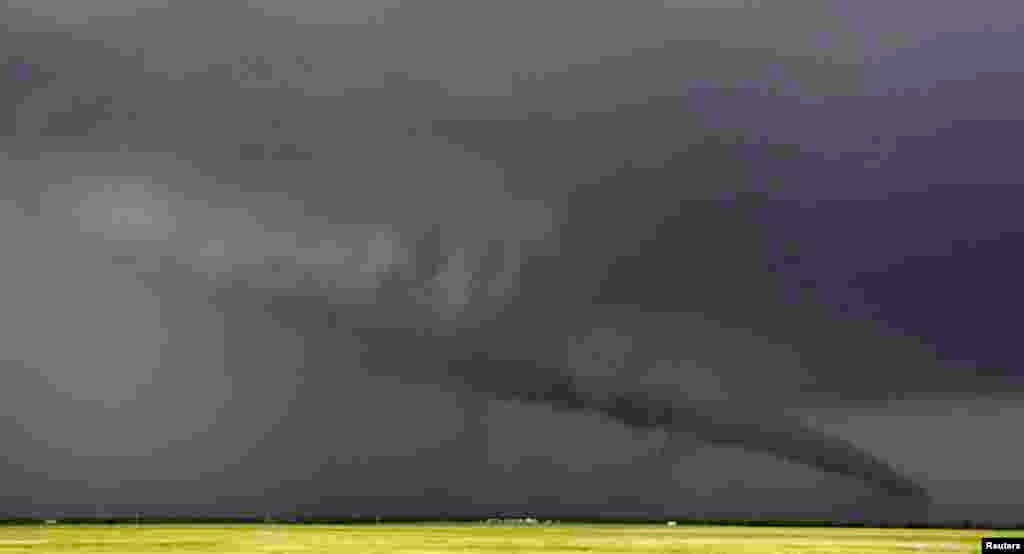 Badai tornado (puting beliung) hampir menyentuh tanah di dekat South Haven, di negara bagian Kansas, AS. 