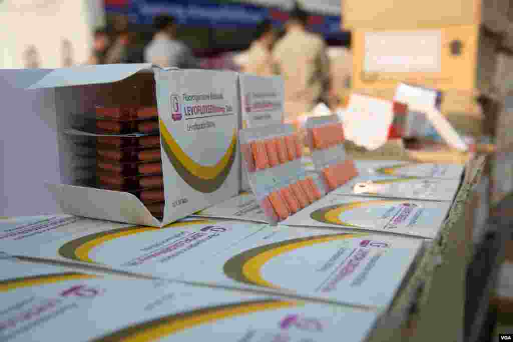 ថ្នាំពេទ្យក្លែងក្លាយ និងខូចគុណភាព ត្រូវបានដាក់តាំងត្រៀមកម្ទេចបន្ទាប់ពីរឹបអូសបានពីឈ្មួញ ក្នុងពិធីកម្ទេចផលិតផល និងថ្នាំពេទ្យក្លែងក្លាយក្នុងរាជធានីភ្នំពេញ នាថ្ងៃទី១២ ខែមីនា ឆ្នាំ២០១៩។