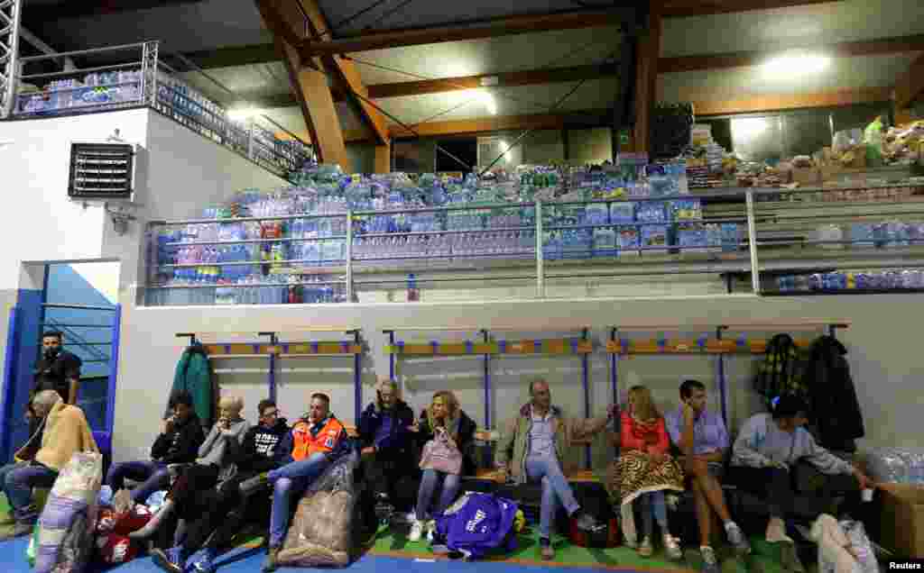 Warga beristirahat di tempat penampungan menyusul gempa di Amatrice, Italia tengah (24/8). (Reuters/Ciro De Luca)