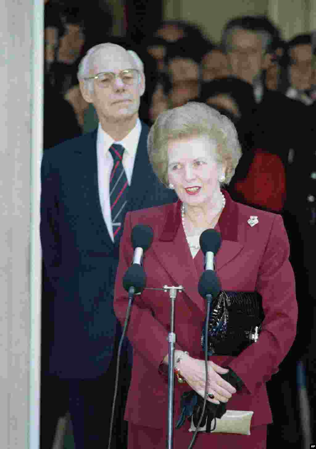 Margaret Thatcher didampingi suaminya Dennis memberikan pernyataan saat mengundurkan diri sebagai perdana menteri pada 28 November 1990.