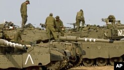 Israel menyiagakan pasukan dan tank-tank untuk kemungkinan melancarkan serangan darat atas militan Hamas di Jalur Gaza (17/11).