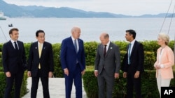 左起：法国总统马克龙、日本首相岸田文雄、美国总统拜登、德国总理朔尔茨、英国首相苏纳克和欧盟委员会主席冯德莱恩在参加七国集团峰会期间的经济安全工作午餐会议前于广岛格兰王子大饭店合影（2023年5月20日）