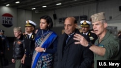 印度国防部长辛格(Rajnath Singh)2019年12月17日访问美国一艘航空母舰（美国海军照片）