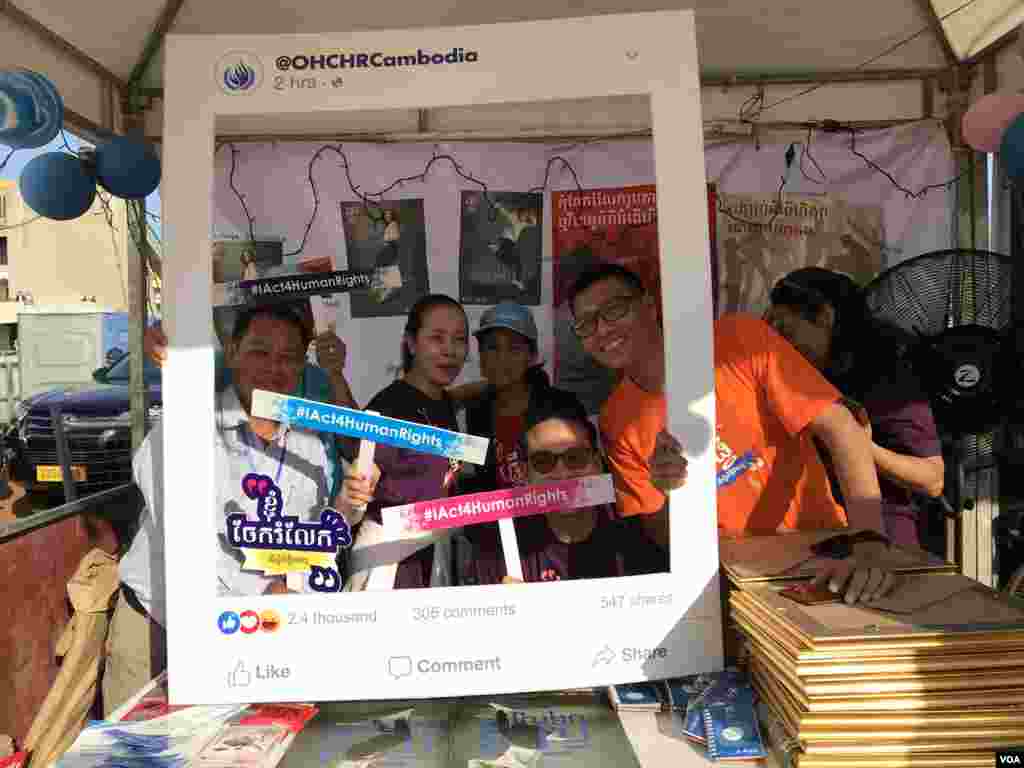 ក្រុម​មន្រ្តី​របស់​ការិយាល័យ​សិទ្ធិ​មនុស្ស​អង្គការ​សហ​ប្រជាជាតិ​ប្រចាំ​កម្ពុជា​ (UNOHCHR)​ ថតរូប​ជុំ​គ្នា​បង្ហាញ​សញ្ញា​ស្តីពី​សិទ្ធិ ក្នុង​ពិធី​​ប្រាព្ធ​ទិវា​សិទ្ធិ​មនុស្ស​អន្តរជាតិ ១០ ធ្នូ ​លើកទី​៧១ នៅ​ពហុ​កីឡាដ្ឋាន​ជាតិ​អូឡាំពិក នៅ​ថ្ងៃទី​០៧ ខែ​ធ្នូ ឆ្នាំ​២០១៩។ (កាន់ វិច្ឆិកា/VOA)​