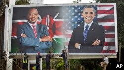 کارگران نصب بیلبوردی که اوباما را در کنار کنیاتا، رئیس جمهوری کنیا نشان می‌دهد تمام کرده اند. نایروبی، کنیا. ۲۳ ژوئیه ۲۰۱۵