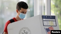 2021年纽约市长选举初选阶段，一名选民6月18日进行提前投票。