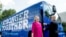 Kandidat presiden dari Partai Demokrat, Hillary Clinton, turun dari bus kampanyenya setibanya dalam ajang kampanye di K’NEX, perusahaan mainan. Hatfield, Pa (foto: AP Photo/Andrew Harnik)