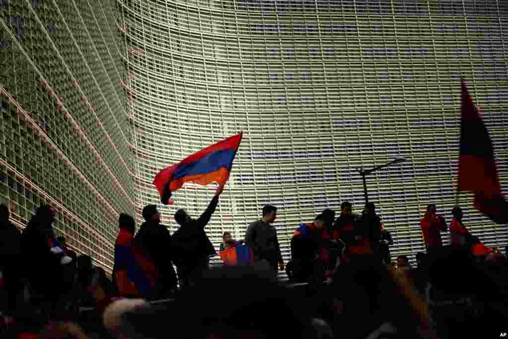 아르메니아와 아제르바이잔의 영유권 분쟁지역인 나고르노-카라바흐에서 무력 충돌이 겨고하되는 가운데, 친아르메니아 시위대가 벨기에 브뤼셀 유럽연합 본부 앞에서 시위를 했다.