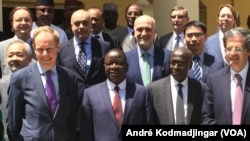 De gauche à droite l'ambassadeur Britannique Matthew Rycroft, le premier ministre tchadien Pahimi Padacket Albert, l'ambassadeur sénégalais Fodé Seck et l'ambassadeur français François Delattre à N’Djamena, Tchad, 4 mars 2017. (VOA/André Kodmadjingar)