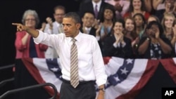 奥巴马总统在北卡州立大学讲话期间手指听众