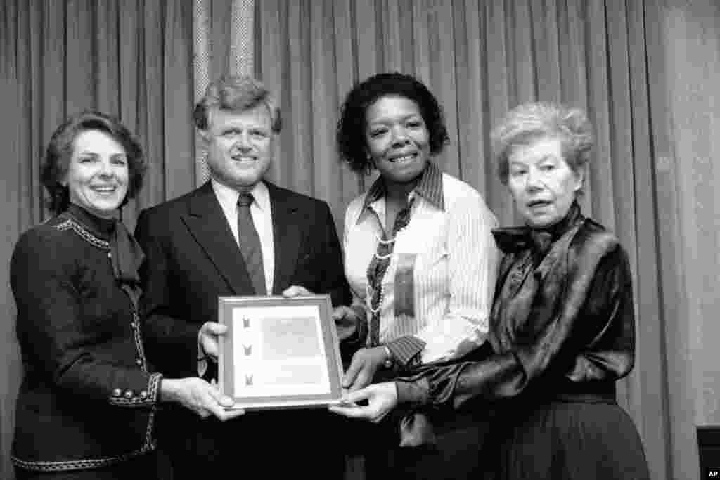 Sen. Edward M. Kennedy tampak dengan tiga dari enam perempuan di bidang komunikasi yang menerima Matrix Award dari New York Chapter of Women in Communications Inc. pada tahun 1983. Dari kiri: Jane Bryant Quinn, Maya Angelou dan Mary McGrory.