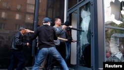 Para demonstran pro-Rusia menyerbu kantor pemerintah Ukraina di kota Donetsk (3/5). 