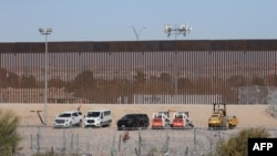 德克萨斯州国民警卫队以带刺铁丝网隔离和墨西哥之间的边界。(法新社：2024年12月9日)